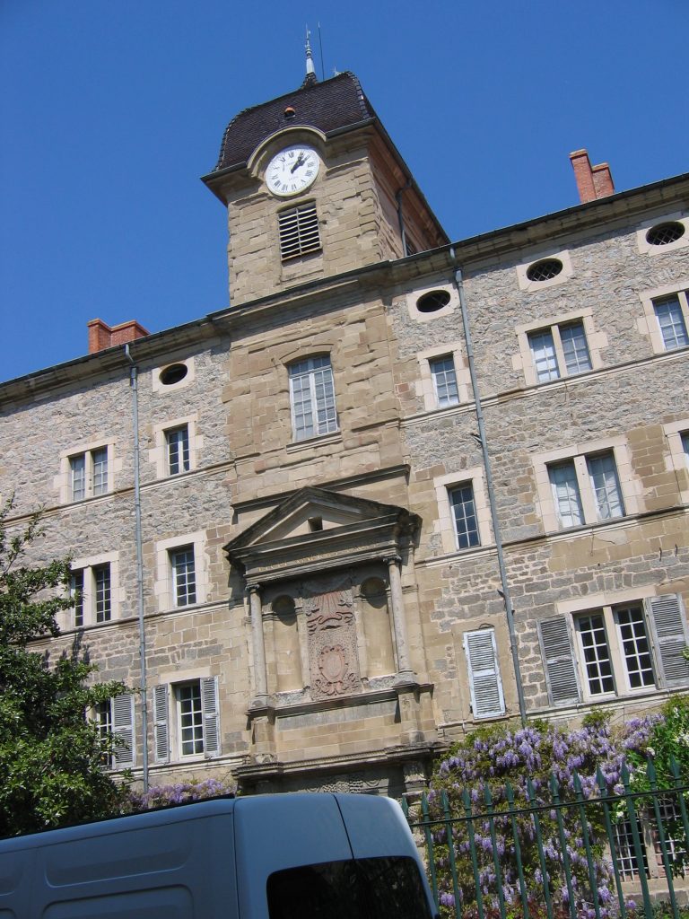 Façade d'entrée du Lycée de Tournon