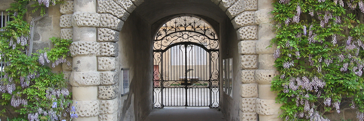 Le porche d'entrée du lycée Gabriel Faure