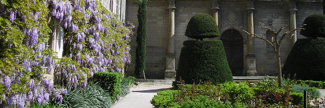 Le jardin d'entrée du lycée Gabriel Faure