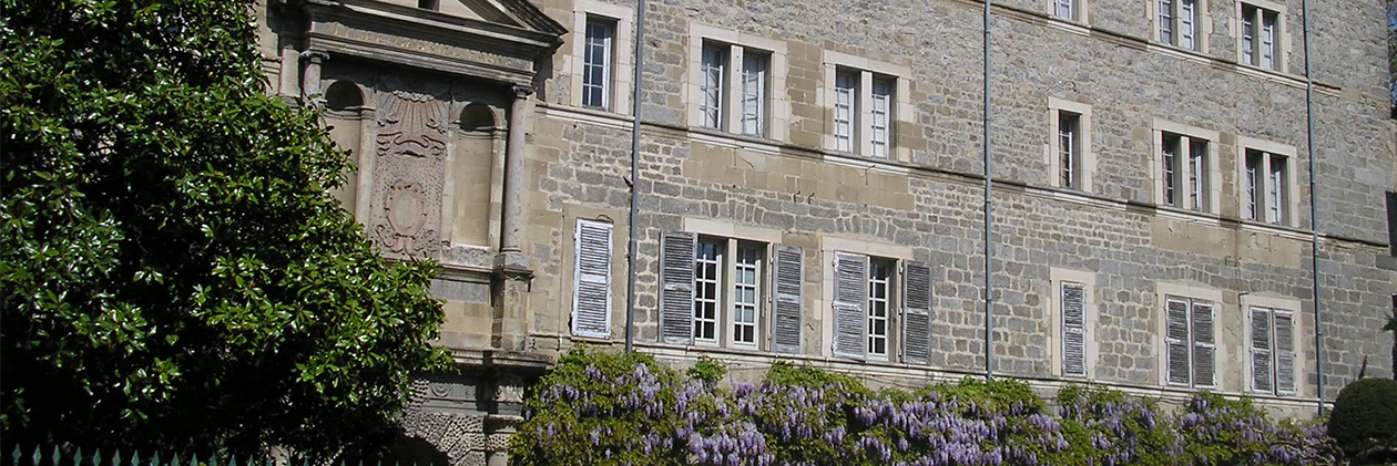 La façade du lycée Gabriel Faure, sa glycine