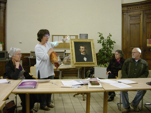 Mari-Carmen Palanca, découvrant le portrait d'Anselme DARNAUD, attribué à Adolphe Broë, restauré à l'initiative de l'association Sauvegarde du Patrimoine du lycée Gabriel Faure